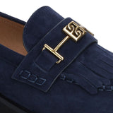 Zbliżenie na złoty detal i fakturę zamszowej cholewki loafersów Bibi Lou