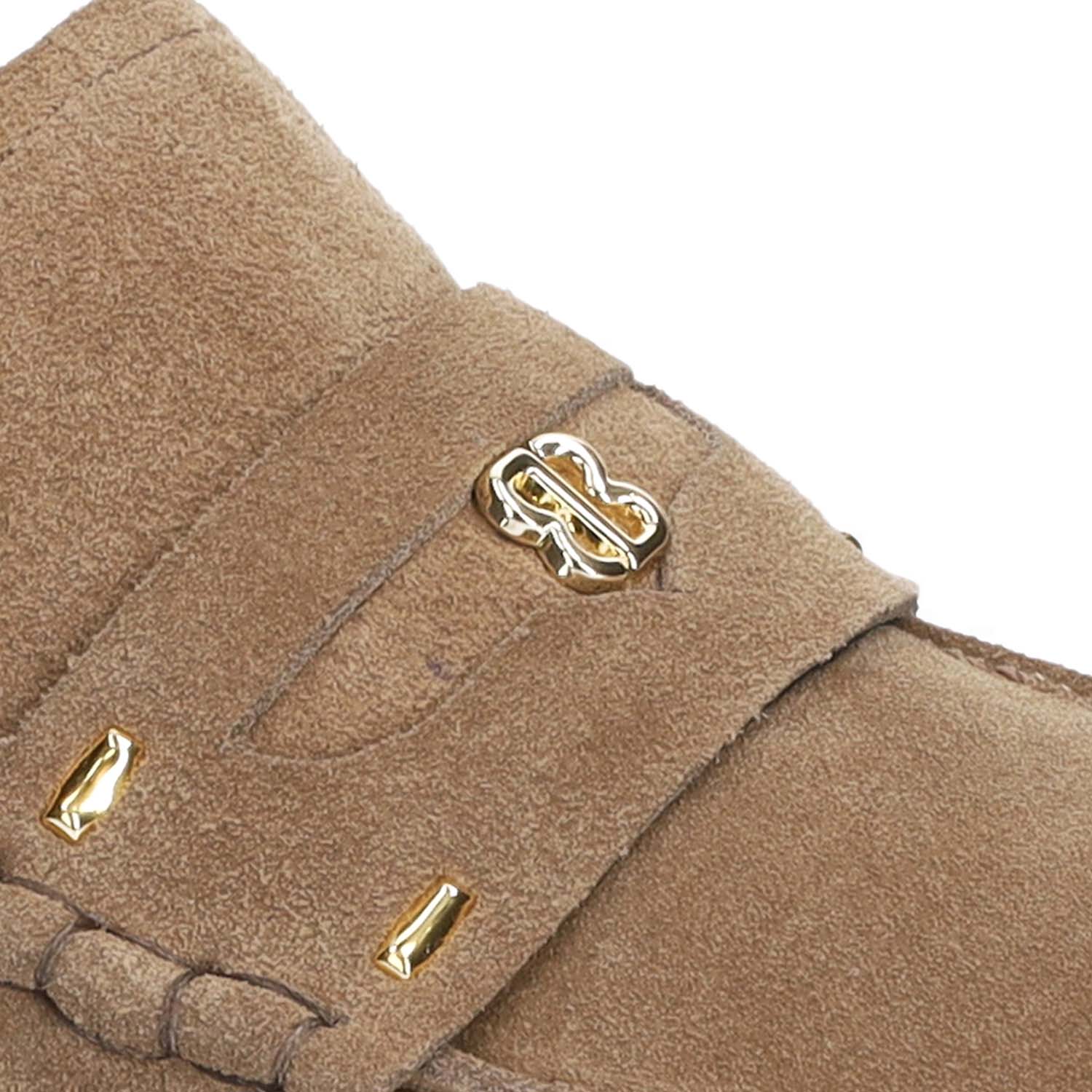Loafersy hiszpańśkiej marki Bibi Lou – taupe, skórzane, zamszowe - widok z zbliżenie.