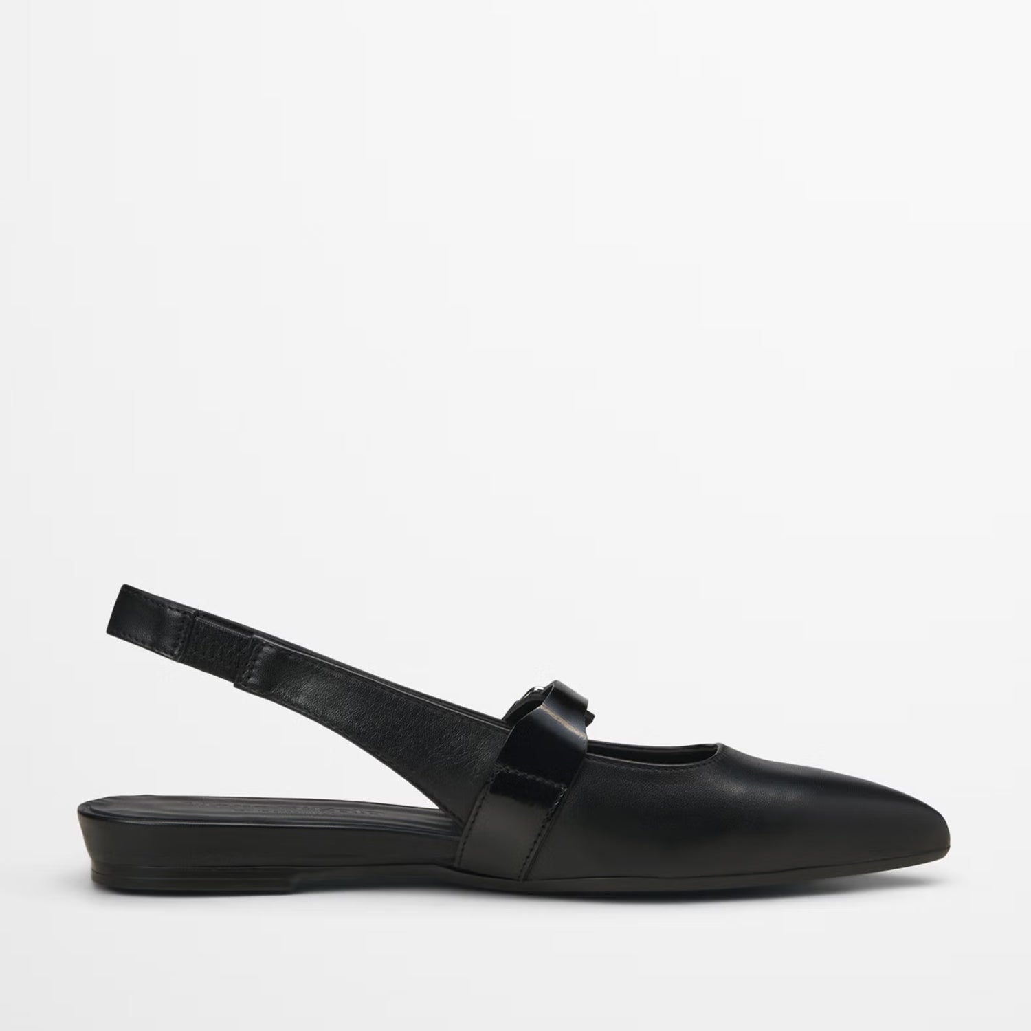 Mary Jane Marc O’Polo czarne, skóra naturalna – widok z drugiego boku, elegancki profil z regulowanym paskiem.