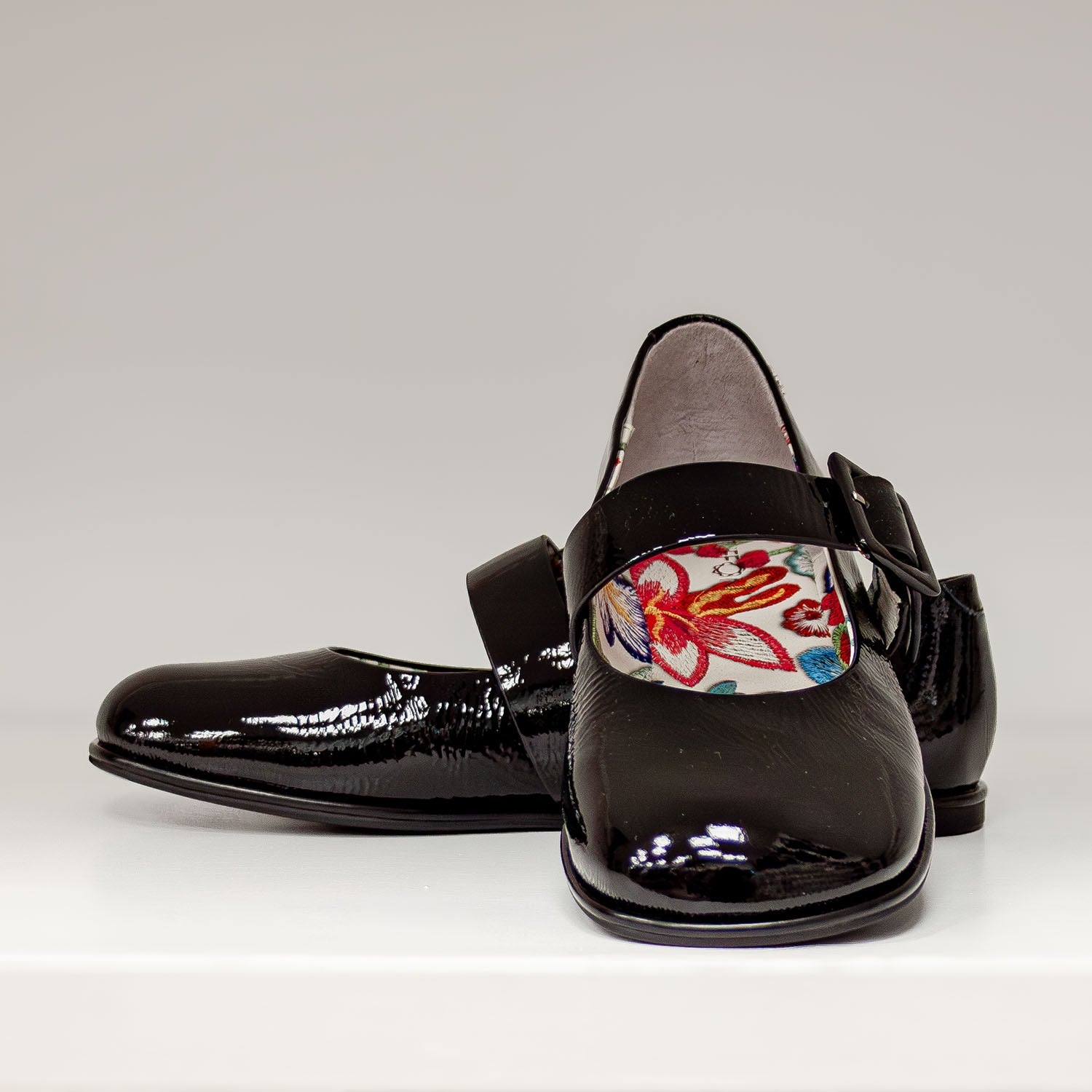 Przód czarnych Mary Jane Tuffoni – lakierowana skóra, zaokrąglony nosek i efektowna klamra na pasku