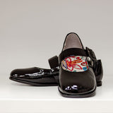 Przód czarnych Mary Jane Tuffoni – lakierowana skóra, zaokrąglony nosek i efektowna klamra na pasku