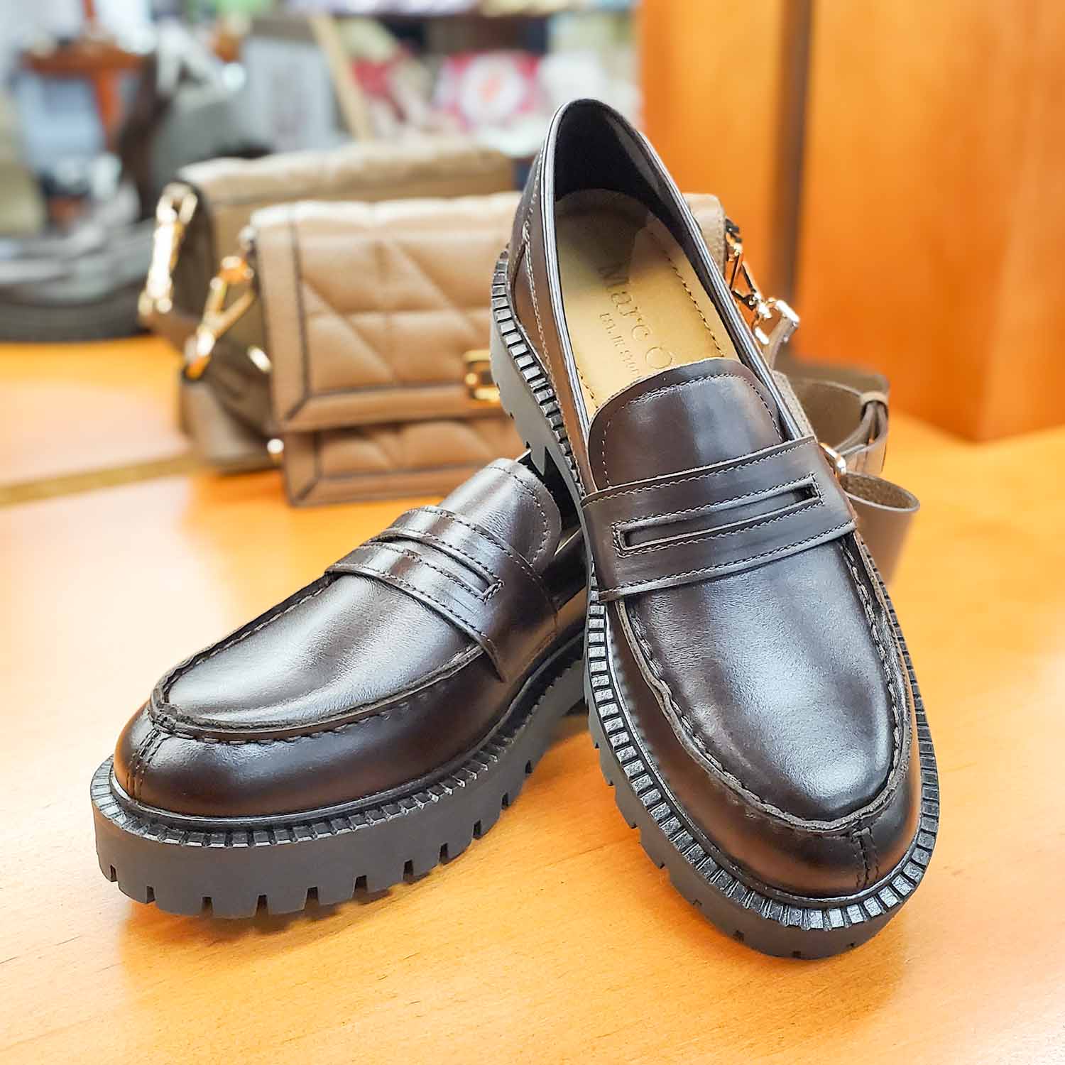 Mokasyny typu loafersy Marc O’Polo – ciemnobrązowe, skórzane z najwyższej jakości skóry naturalnej, widok w sklepie.