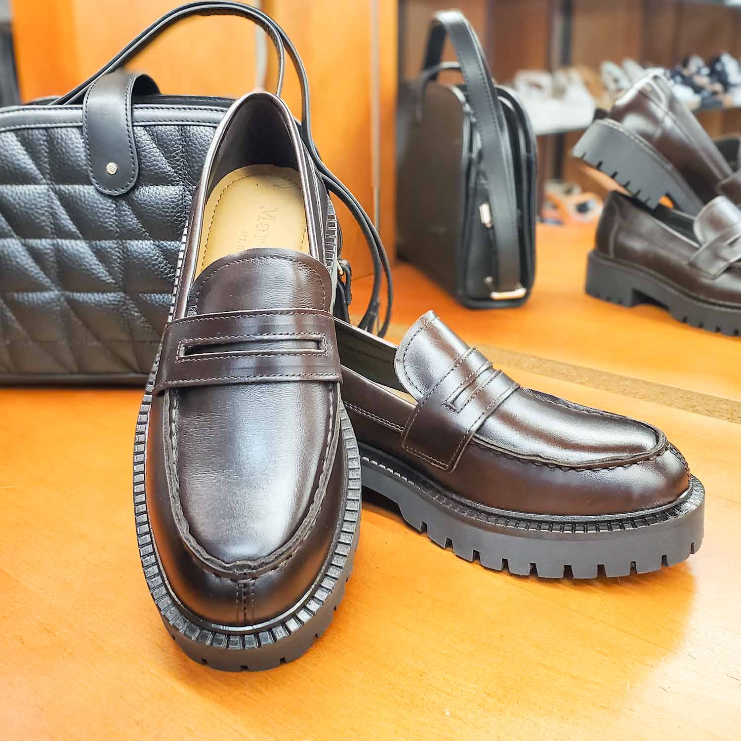 Mokasyny typu loafersy Marc O’Polo – ciemnobrązowe, skórzane z najwyższej jakości skóry naturalnej, widok w sklepie na półce.