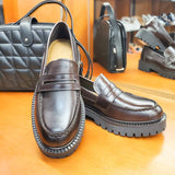 Mokasyny typu loafersy Marc O’Polo – ciemnobrązowe, skórzane z najwyższej jakości skóry naturalnej, widok w sklepie na półce.