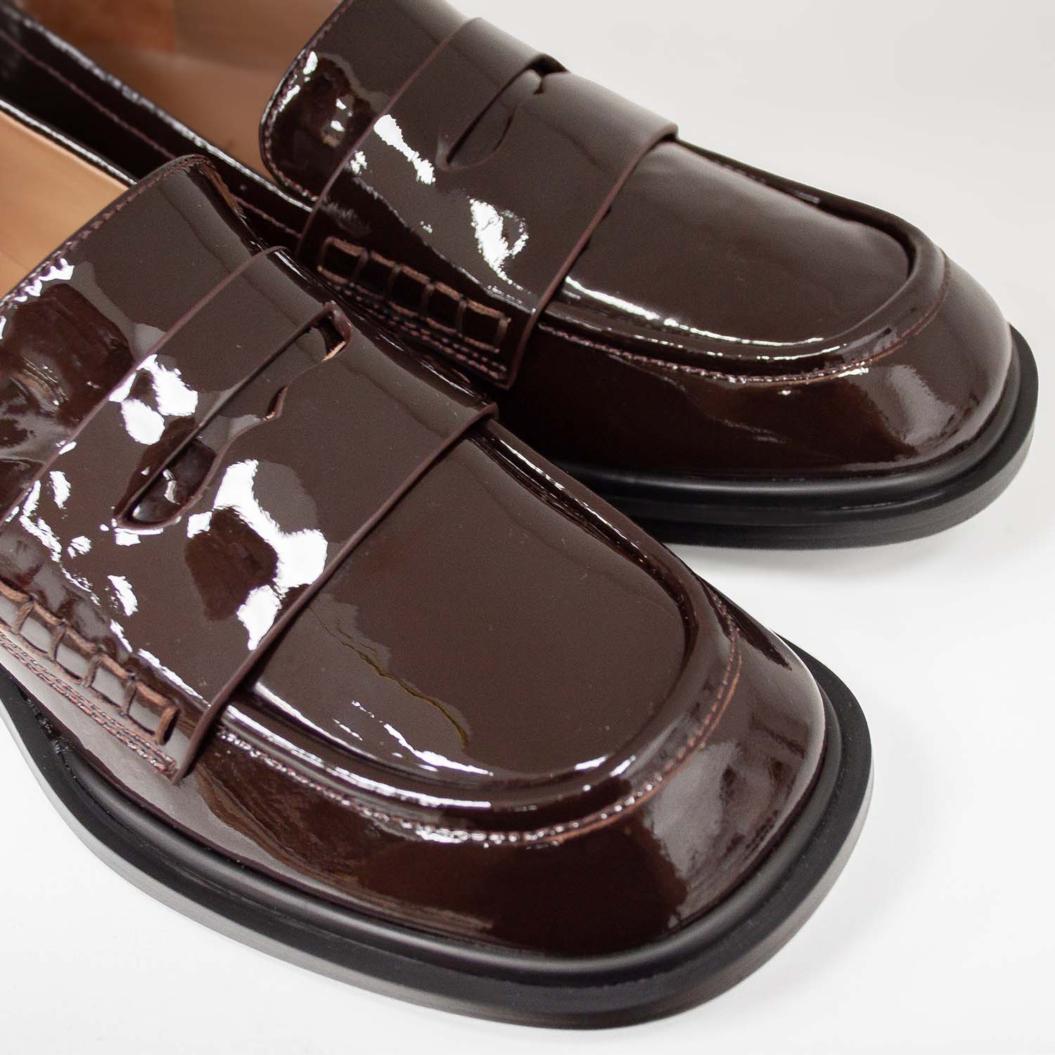 Eleganckie mokasyny Tuffoni – bordowe, lakierowane, włoskie - zbliżenie na klasyczny pasek typu penny strap.