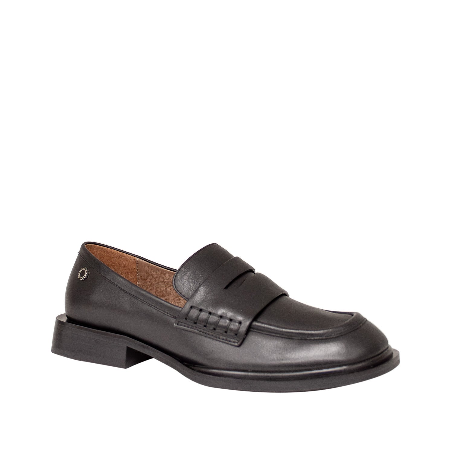 Eleganckie mokasyny Tuffoni – czarne, skórzane, włoskie - widok pod kątem.