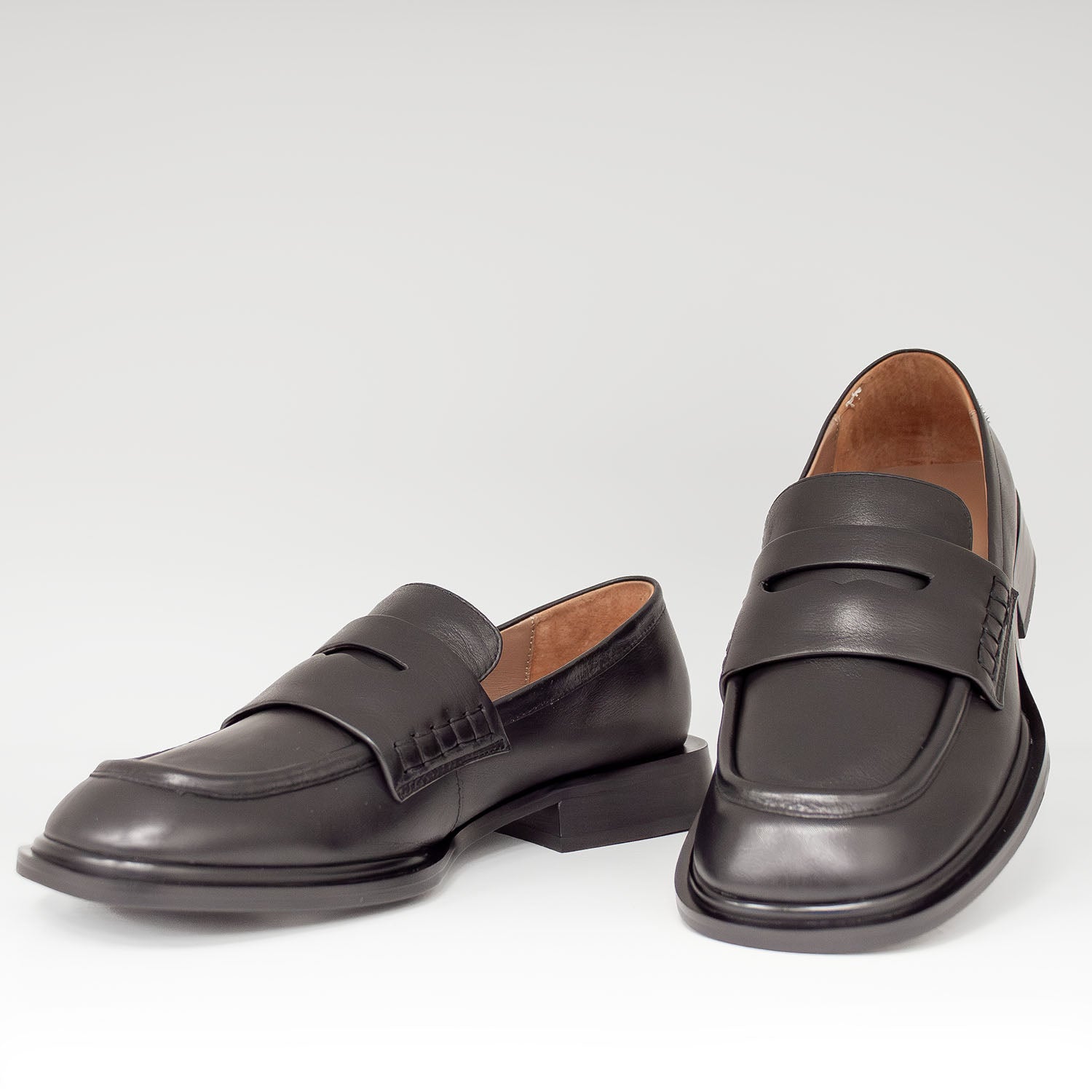 Eleganckie mokasyny Tuffoni – czarne, skórzane, włoskie - widok z przodu.