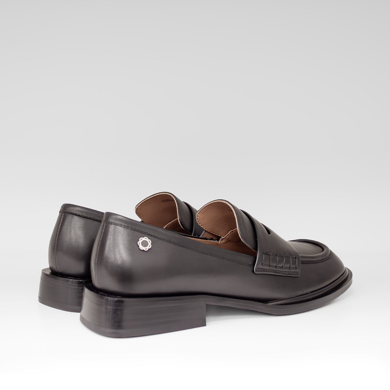 Eleganckie mokasyny Tuffoni – czarne, skórzane, włoskie - widok z tyłu.