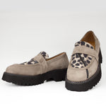 Mokasyny Tuffoni – zamszowe, animal print, włoskie - widok z przodu.