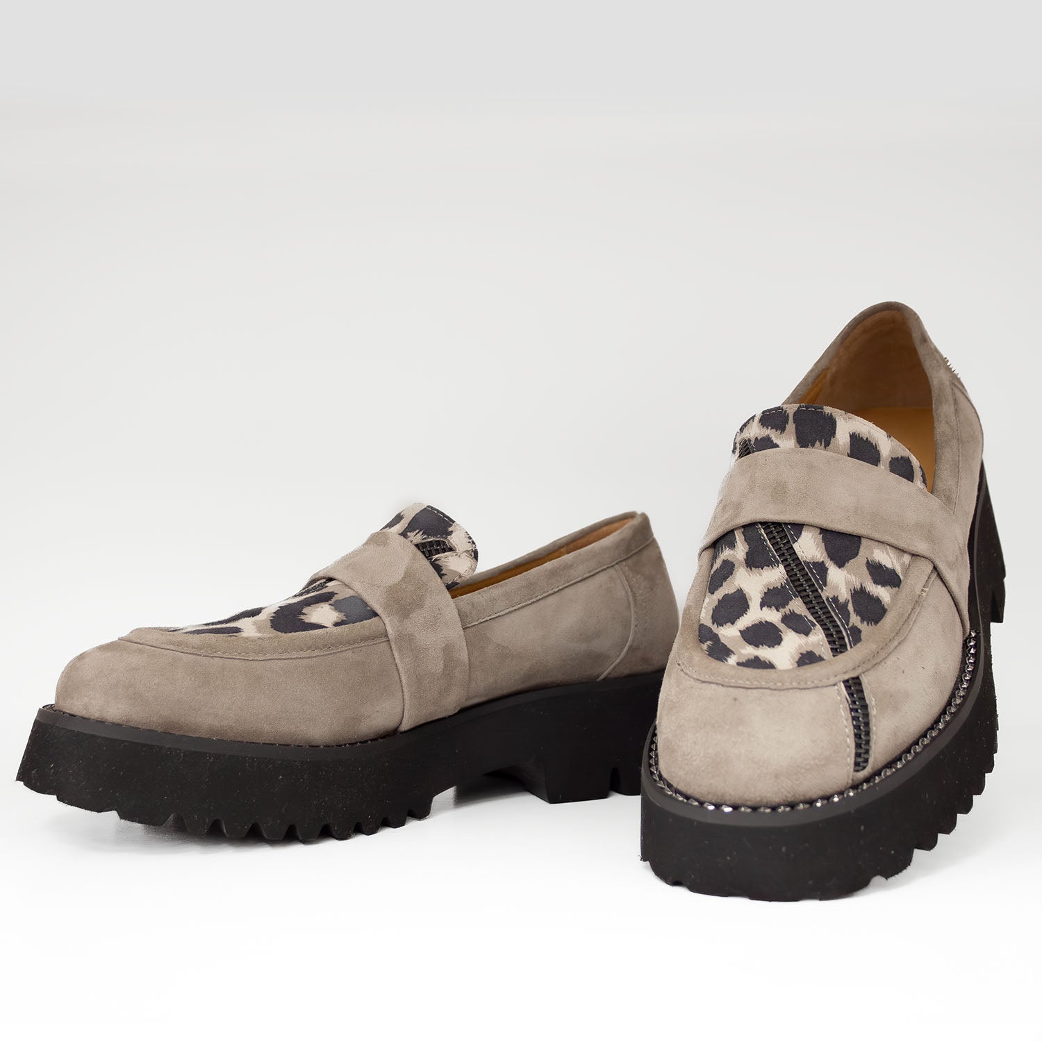 Mokasyny Tuffoni – zamszowe, animal print, włoskie - widok z przodu.