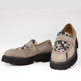 Mokasyny Tuffoni – zamszowe, animal print, włoskie - widok z przodu.