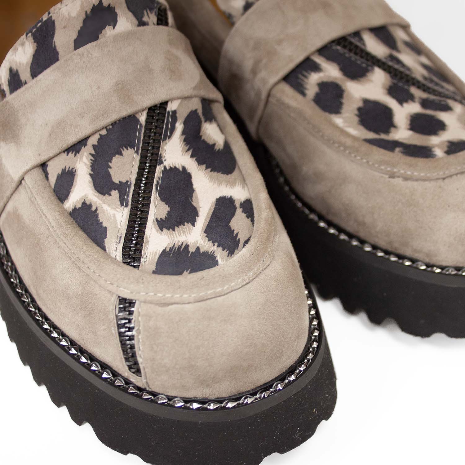 Mokasyny Tuffoni – zamszowe, animal print, włoskie - widok zbliżenie.