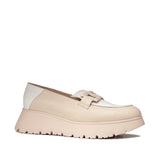 Beżowe mokasyny Wonders z licowej skóry naturalnej, na wysokiej platformie, z ozdobną klamrą – ujęcie z lekkiego skosu.