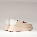 Tylna część mokasynów Wonders z kontrastowym białym zapiętkiem i różową platformą – ujęcie z perspektywy pięt.