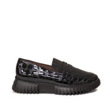 Mokasyny Wonders z nowej kolekcji – czarne, skórzane, lakierowane, widok z boku eksponujący naturalną skórę i oryginalną platformę.