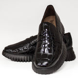 Mokasyny Wonders z nowej kolekcji – czarne, skórzane, lakierowane, widok z z przodu.