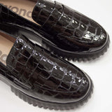 Mokasyny Wonders z nowej kolekcji – czarne, skórzane, lakierowane, zbliżenie z góry na naturalną skórę o fakturze skóry krokodyla.