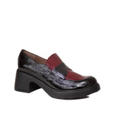 Czarno-bordowe mokasyny Wonders – lakierowane, skórzane, na obcasie z nowej kolekcji hiszpańskiej marki, widok pod kątem.