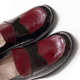 Czarno-bordowe mokasyny Wonders – lakierowane, skórzane, na obcasie z nowej kolekcji hiszpańskiej marki, widok z góry, detal naturalnej skóry lakierowanej..