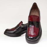 Czarno-bordowe mokasyny Wonders – lakierowane, skórzane, na obcasie z nowej kolekcji hiszpańskiej marki, widok z przodu.