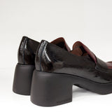 Czarno-bordowe mokasyny Wonders – lakierowane, skórzane, na obcasie z nowej kolekcji hiszpańskiej marki, widok z tyłu.