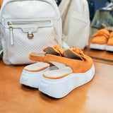 Mokasyny Wonders – pomarańczowe, zamszowe, bez pięty, na platformie – widok od tyłu, ekspozycja w sklepie Buty i Kawa