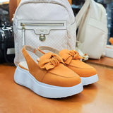 Mokasyny Wonders – pomarańczowe, zamszowe, bez pięty, na platformie – ujęcie pod kątem, ekspozycja sklepu Buty i Kawa