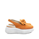 Mokasyny Wonders – pomarańczowe, zamszowe, bez pięty, na platformie – bok produktu na białym tle, widoczne logo Wonders