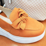 Mokasyny Wonders – pomarańczowe, zamszowe, bez pięty, na platformie – zbliżenie na kokardę i przeszycia