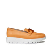 Mokasyny Wonders – pomarańczowe, skórzane, na platformie w bocznym ujęciu, eksponujące linię cholewki, ozdobę i masywną białą podeszwę.