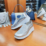 Mokasyny Wonders w kolorze srebrnym pokazane z góry w sklepie obuwniczym Buty i Kawa, podkreślające perforowaną strukturę i eleganckie wykończenie.