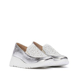 Mokasyny Wonders w odcieniu srebrno-szarym, z ozdobnymi cyrkoniami i elastycznymi gumkami, pokazane pod lekkim kątem.