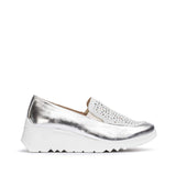 Srebrne mokasyny Wonders z naturalnej skóry licowej i zamszowej na białej platformie, widoczne z profilu.