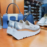 Stylowe srebrne mokasyny Wonders - widok z tyłu w sklepie obuwniczym w Lęborku.