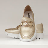 Złote skórzane mokasyny Wonders ustawione jeden na drugim, ozdoba w złotym odcieniu, widok z przodu.