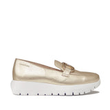 Złote mokasyny Wonders ze skóry licowej na białej platformie, widok z boku, ozdoba w kolorze złotym.