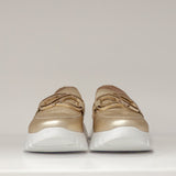 Złote mokasyny Wonders z przodu, z wyeksponowaną metaliczną ozdobą i grubą, białą podeszwą.