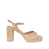 Hiszpańskie sandały Bibi Lou – beżowe, zamszowe, na słupku, z pasek wokół kostki i zapięciem na sprzączkę - widok z boku.