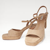 Hiszpańskie sandały Bibi Lou – beżowe, zamszowe, na słupku, z pasek wokół kostki i zapięciem na sprzączkę - widok z przodu