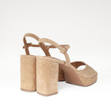 Hiszpańskie sandały Bibi Lou – beżowe, zamszowe, na słupku, z pasek wokół kostki i zapięciem na sprzączkę - widok z tyłu.