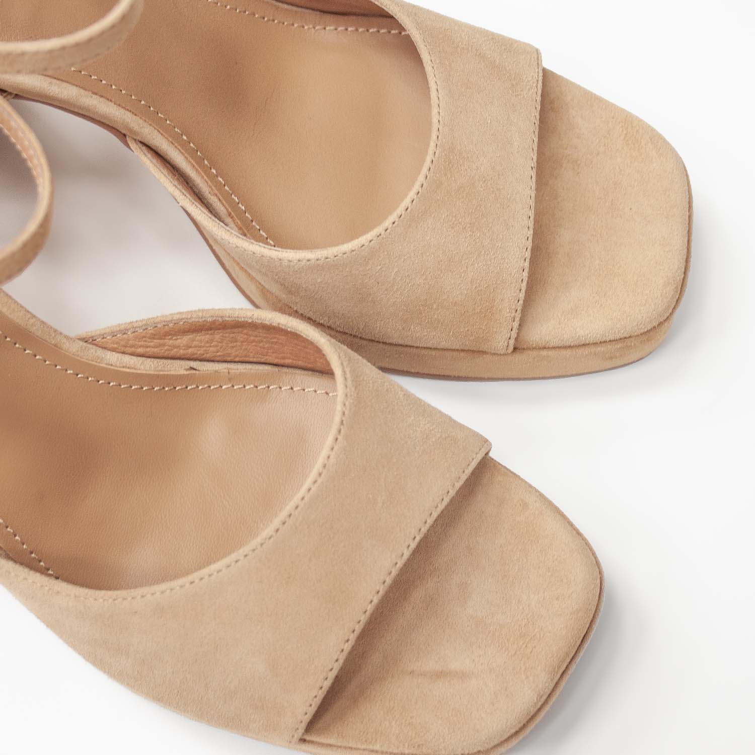 Hiszpańskie sandały Bibi Lou – beżowe, zamszowe, na słupku, zbliżenie na naturalną skórę zamszową.