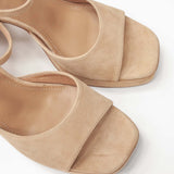 Hiszpańskie sandały Bibi Lou – beżowe, zamszowe, na słupku, zbliżenie na naturalną skórę zamszową.