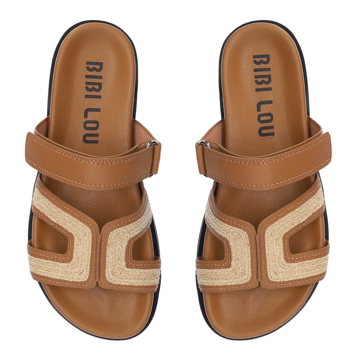 Sandały Bibi Lou – brązowe, skórzane, hiszpańskie, widok z góry – wyraźne logo marki na wkładce, tekstylny detal i klasyczny układ pasków.