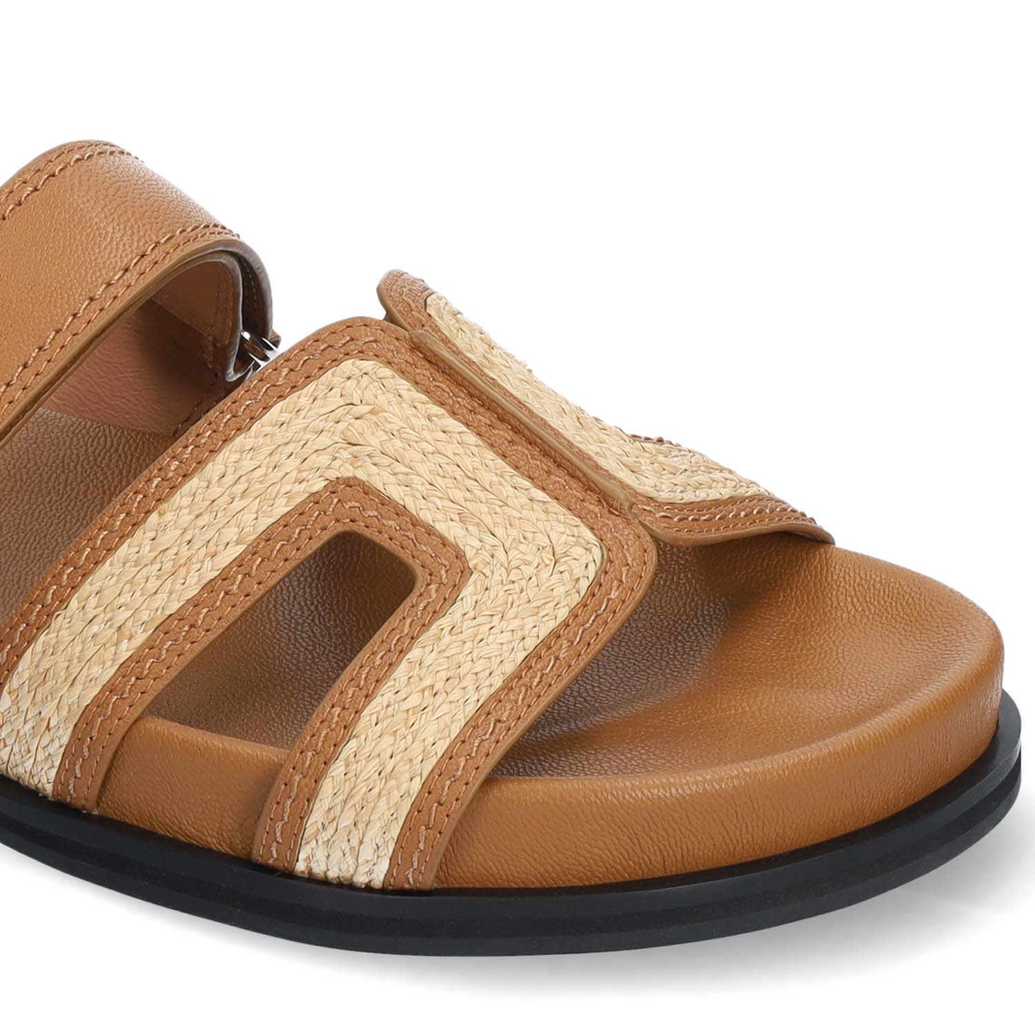 Sandały Bibi Lou – brązowe, skórzane, hiszpańskie, zbliżenie – naturalna plecionka na cholewce, faktura skóry i rzep widoczne w detalu.