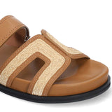 Sandały Bibi Lou – brązowe, skórzane, hiszpańskie, zbliżenie – naturalna plecionka na cholewce, faktura skóry i rzep widoczne w detalu.