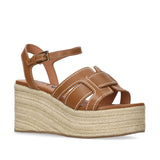 Sandały Bibi Lou brązowe skórzane na koturnie – kobiece sandały z wyrazistą koturną i ozdobnymi przeszyciami, prezentacja pod lekkim kątem.