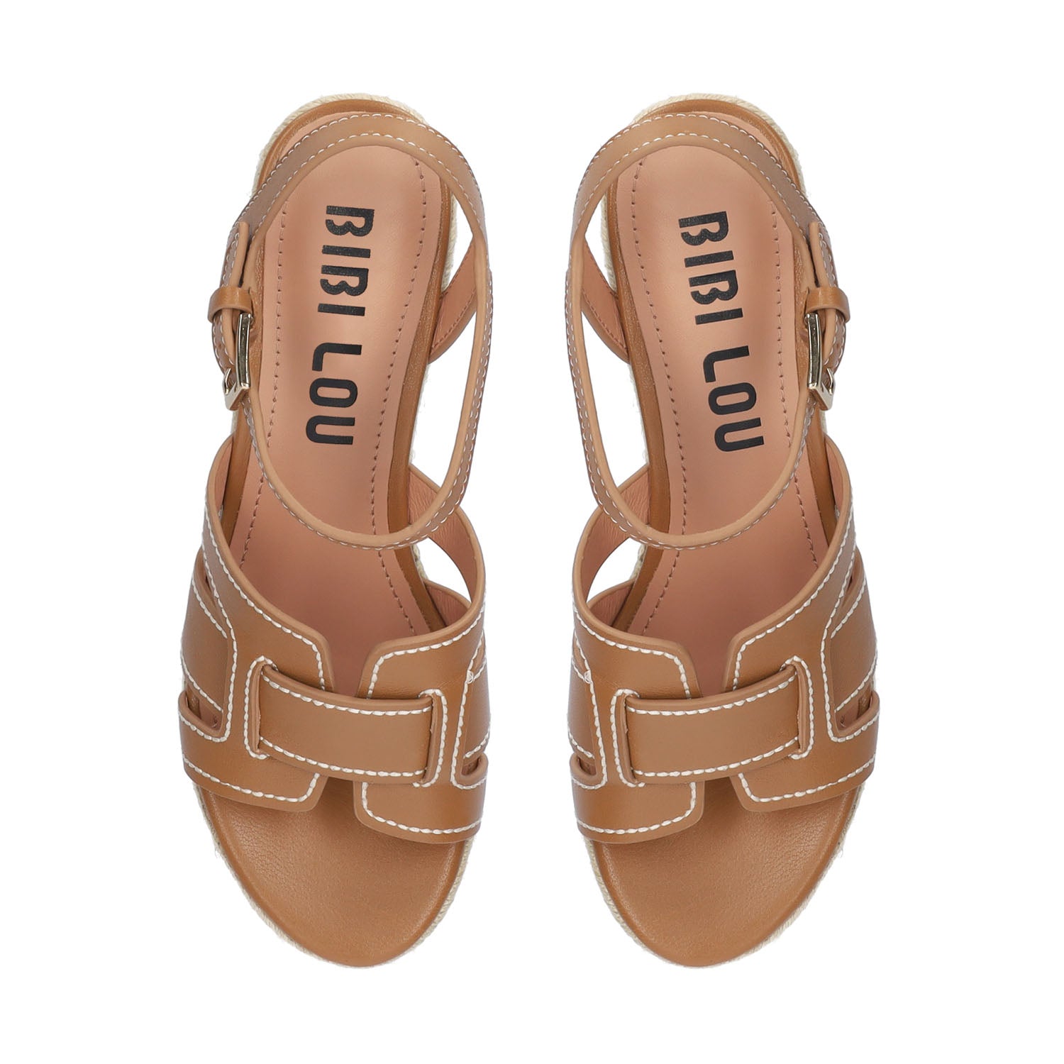 Sandały Bibi Lou brązowe skórzane na koturnie widok od góry – para sandałów sfotografowana z góry, dobrze widoczna wyściółka i rozmieszczenie pasków.