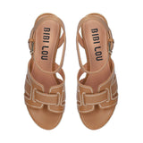 Sandały Bibi Lou brązowe skórzane na koturnie widok od góry – para sandałów sfotografowana z góry, dobrze widoczna wyściółka i rozmieszczenie pasków.