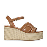 Sandały Bibi Lou brązowe skórzane na koturnie widok z boku – eleganckie sandały z plecioną koturną i paskiem na sprzączkę, pokazane z profilu na białym tle.