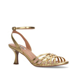 Złote sandały Bibi Lou Kassia uchwycone pod kątem, z eleganckimi paskami i obcasem typu kieliszek, idealne na specjalne okazje.